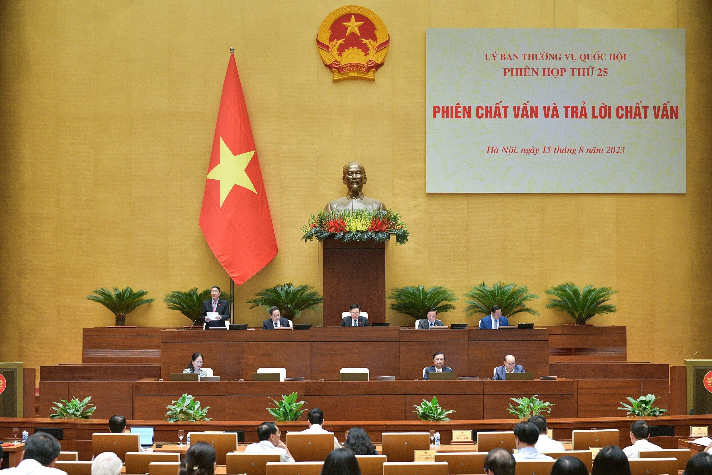 Phiên họp thứ 25 của Ủy ban Thường vụ Quốc hội chất vấn và trả lời chất vấn đối với lĩnh vực tư pháp và nông nghiệp