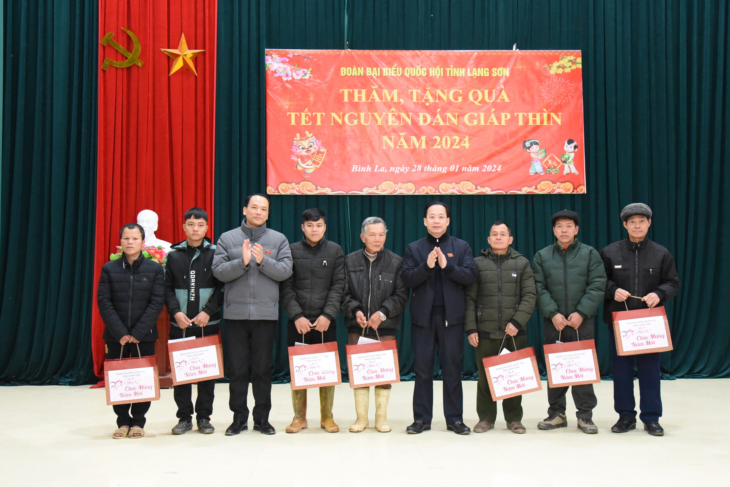 Đoàn đại biểu Quốc hội tỉnh thăm, tặng quà Tết Nguyên đán  Giáp Thìn năm 2024 trên địa bàn tỉnh