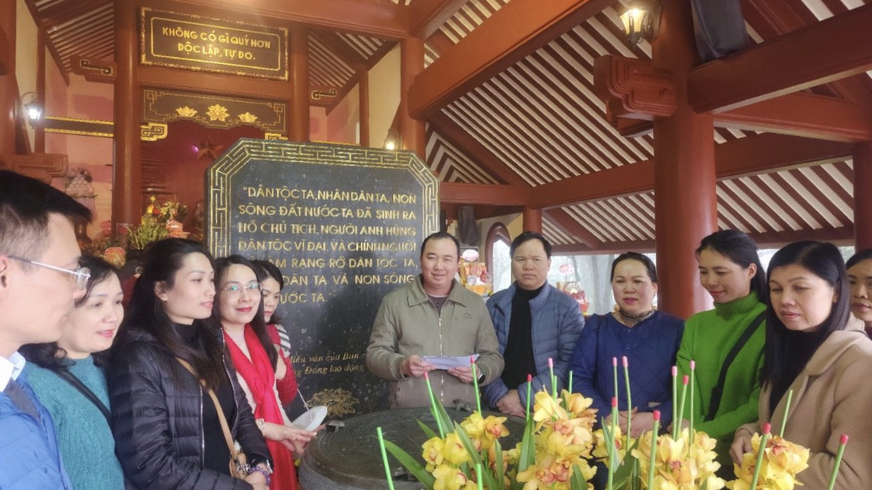 Chi bộ Văn phòng Đoàn ĐBQH và HĐND tỉnh Tổ chức sinh hoạt chuyên đề tại di tích Đền thờ Bác Hồ, Ba Vì