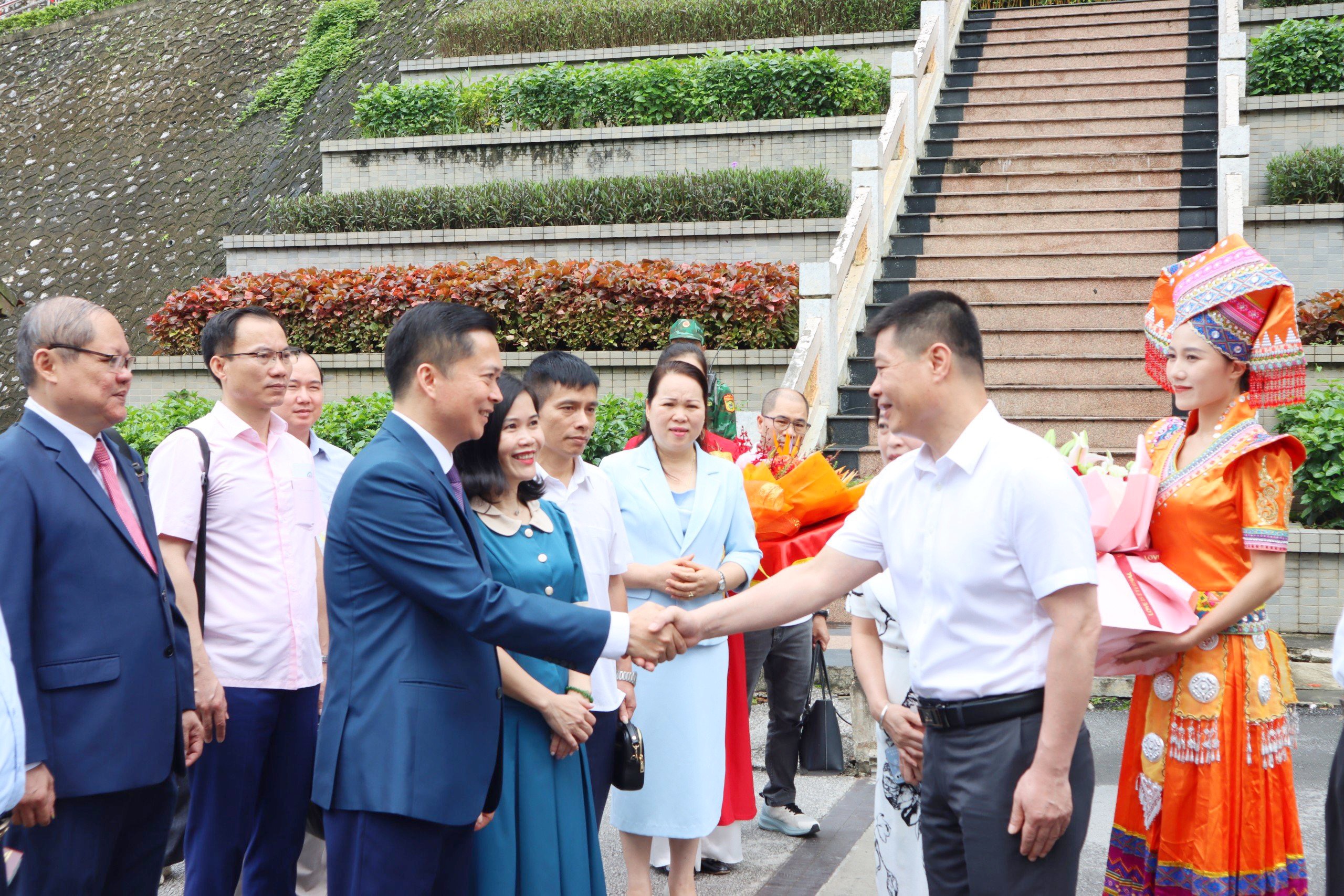 Đoàn công tác của Thường trực HĐND tỉnh đi thăm, làm việc tại  Quảng Tây và một số địa phương của Trung Quốc