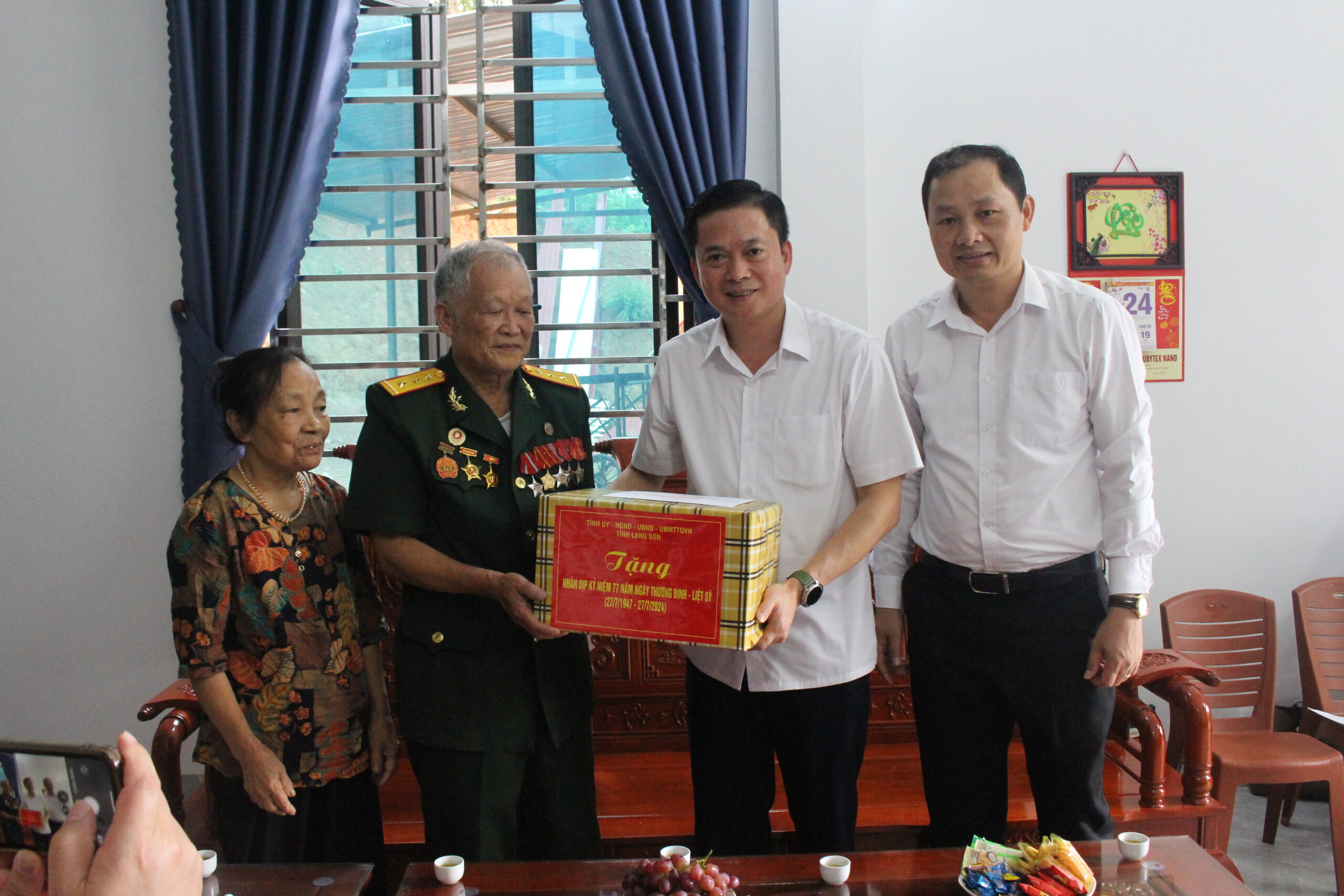 Đồng chí Phó Chủ tịch Hội đồng nhân dân tỉnh đến thăm, tặng quà người có công nhân kỷ niệm 77 năm Ngày Thương binh - Liệt sĩ tại huyện Đình Lập