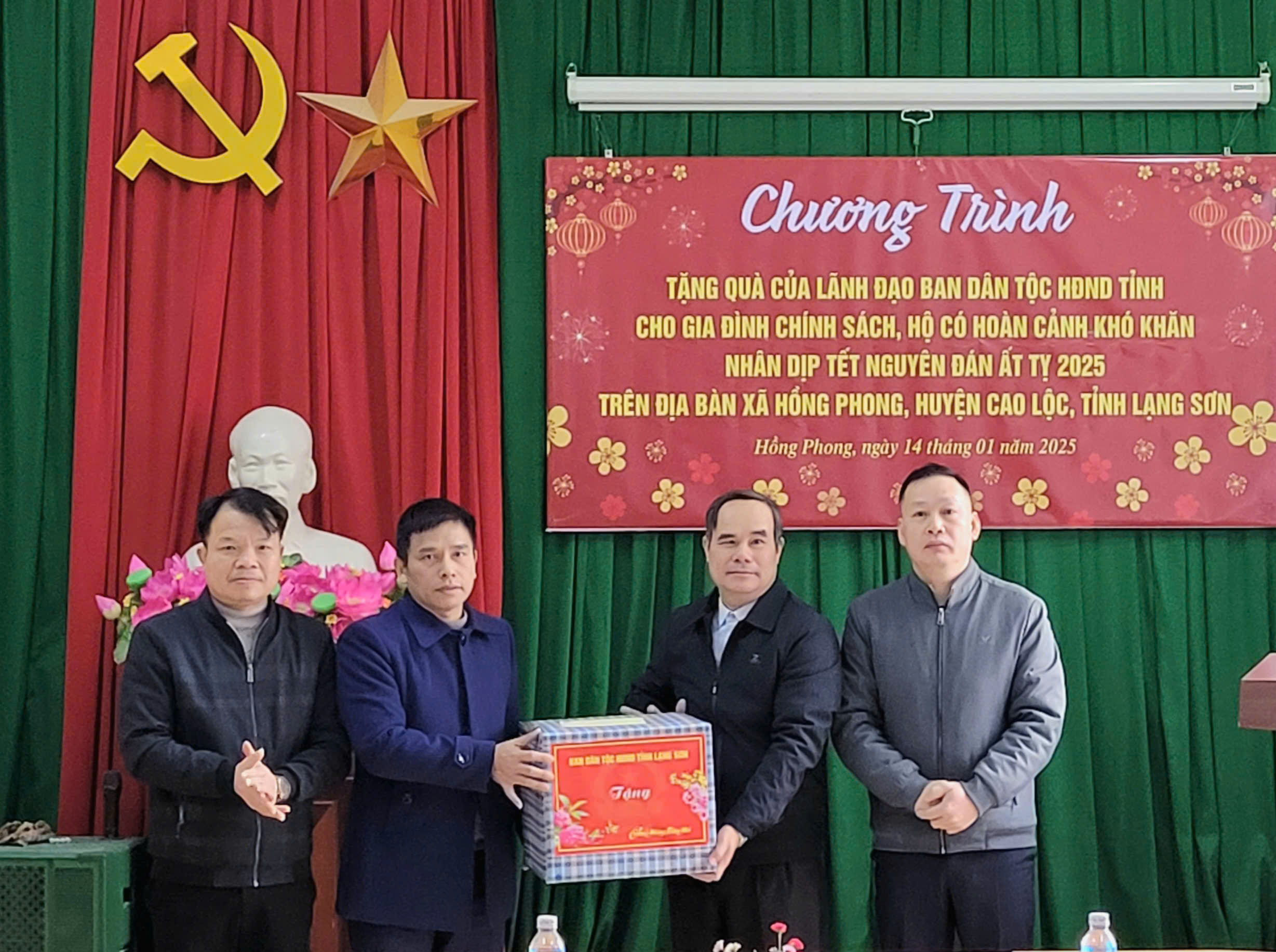 Ban Dân tộc HĐND tỉnh thăm, tặng quà tại xã Hồng Phong  và xã Tân Liên huyện Cao Lộc