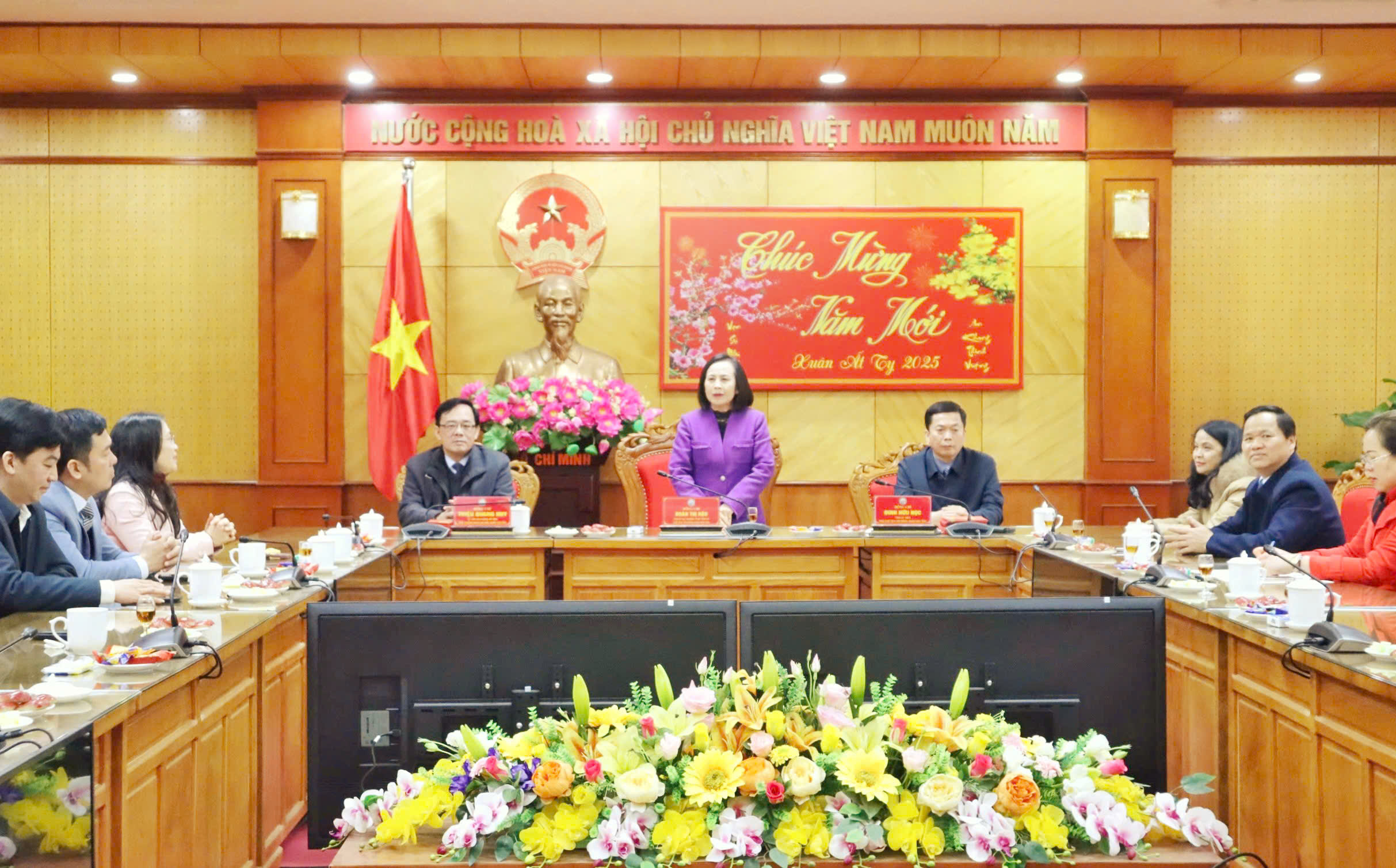 Lãnh đạo Đoàn ĐBQH tỉnh, HĐND tỉnh gặp mặt, chúc Tết đầu năm mới  cán bộ, công chức và người lao động cơ quan Văn phòng