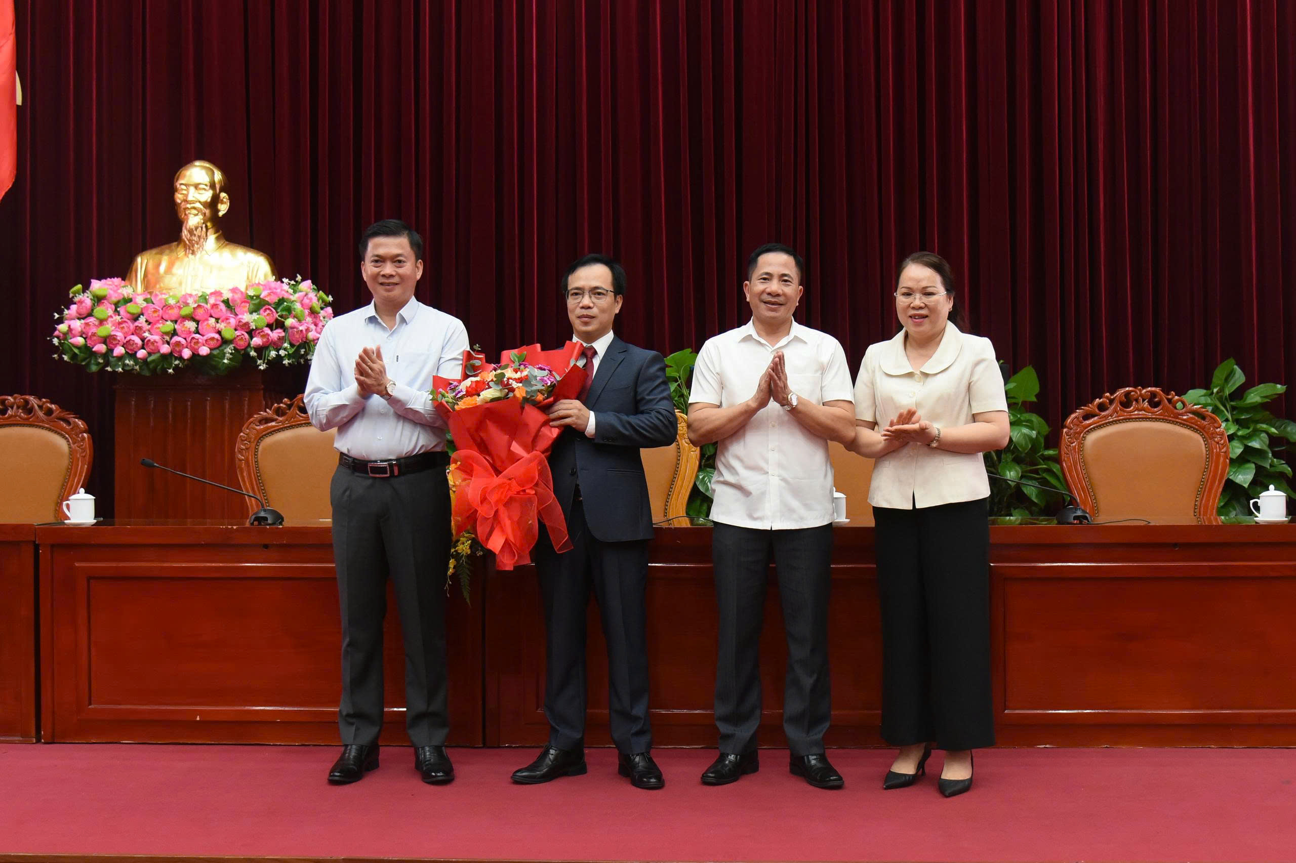 Công bố quyết định bổ nhiệm Phó Chánh Văn phòng HĐND tỉnh đối với đồng chí Vũ Quang Hưng