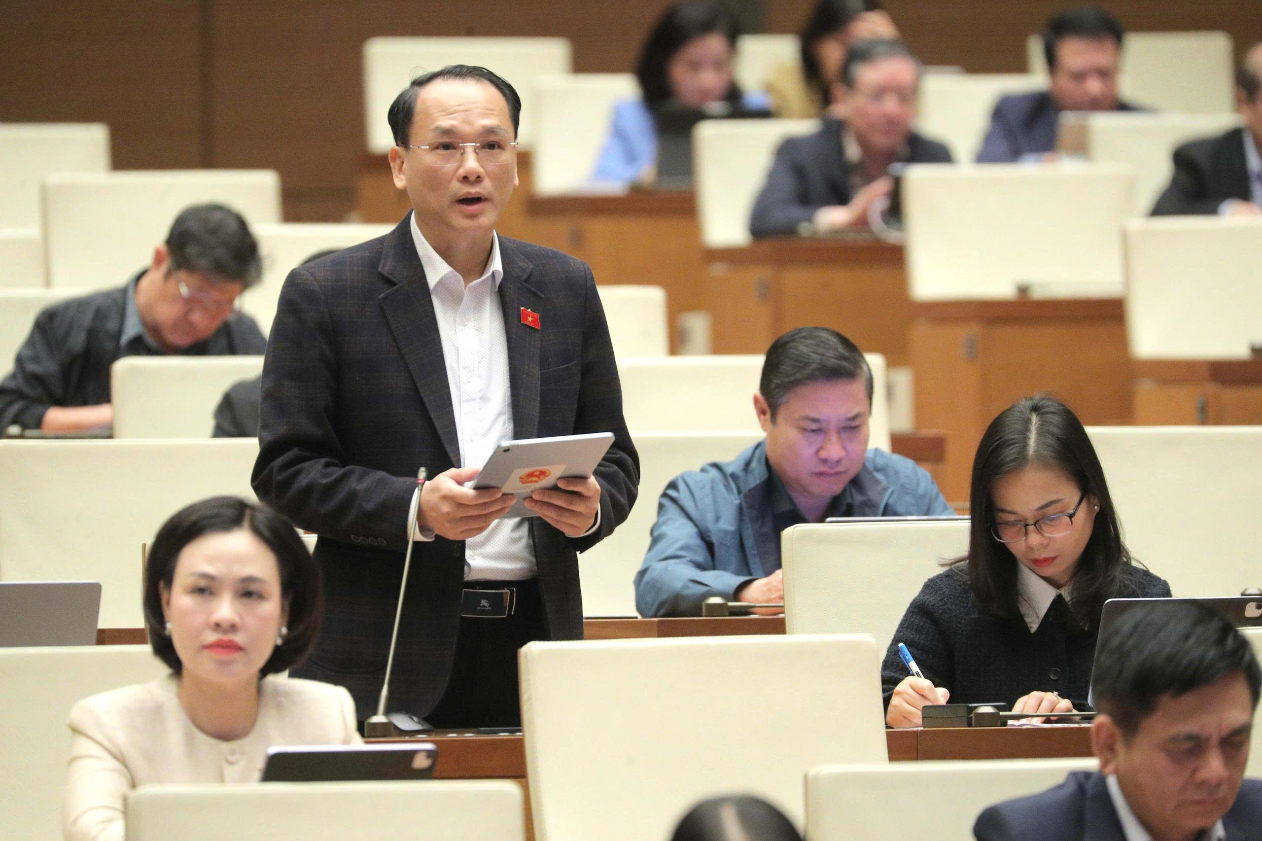 Đại biểu Quốc hội tỉnh tham gia ý kiến đối với dự thảo  Luật Giáo dục đại học (sửa đổi) và dự thảo Nghị quyết của Quốc hội về những cơ chế, chính sách đặc thù để thực hiện Nghị quyết số 71-NQ/TW của Bộ Chính trị về đột phá phát triển giáo dục và đào tạo