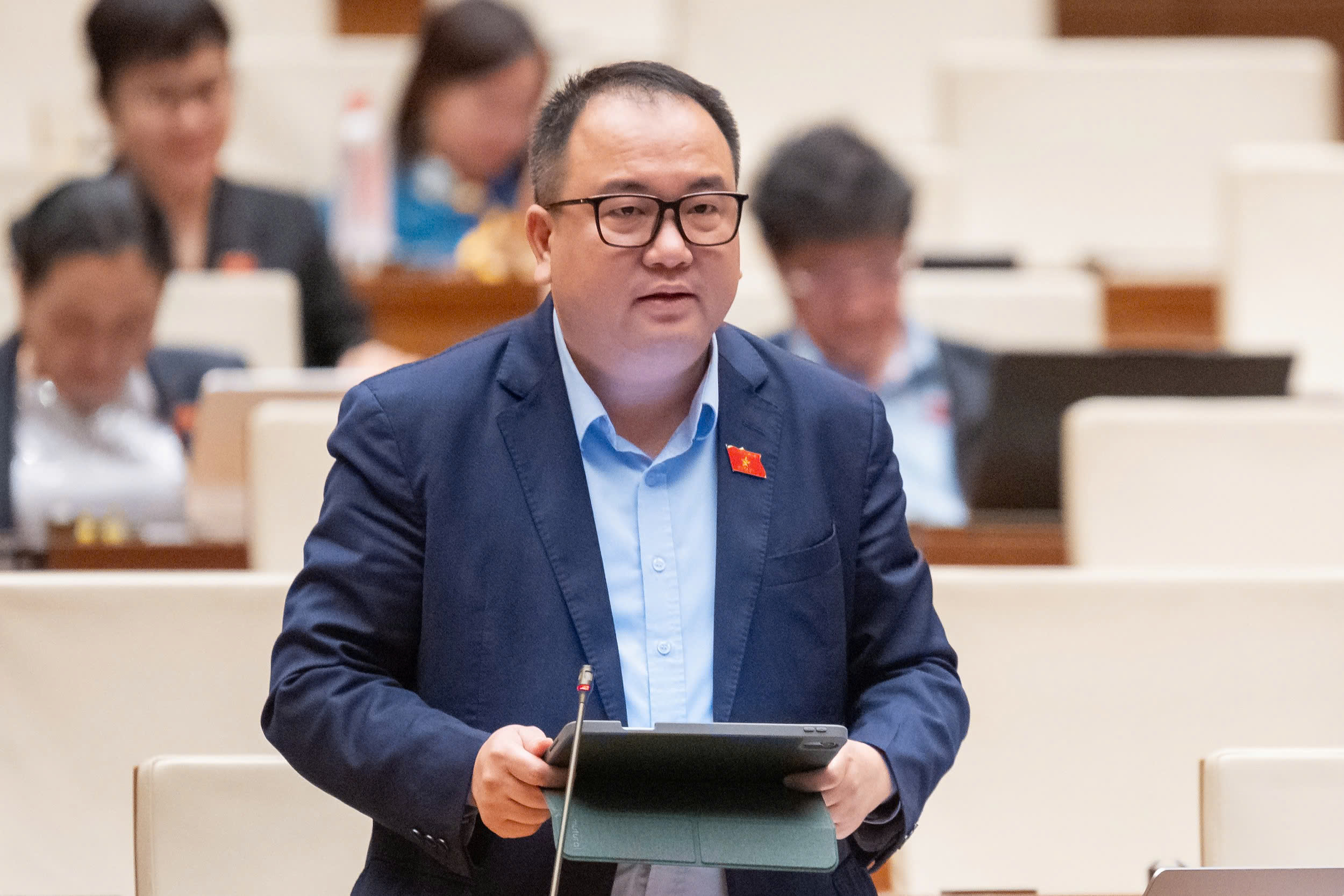 Đoàn đại biểu Quốc hội tỉnh phát biểu thảo luận tại Hội trường  về các dự án luật tại Kỳ họp thứ 10, Quốc hội khóa XV