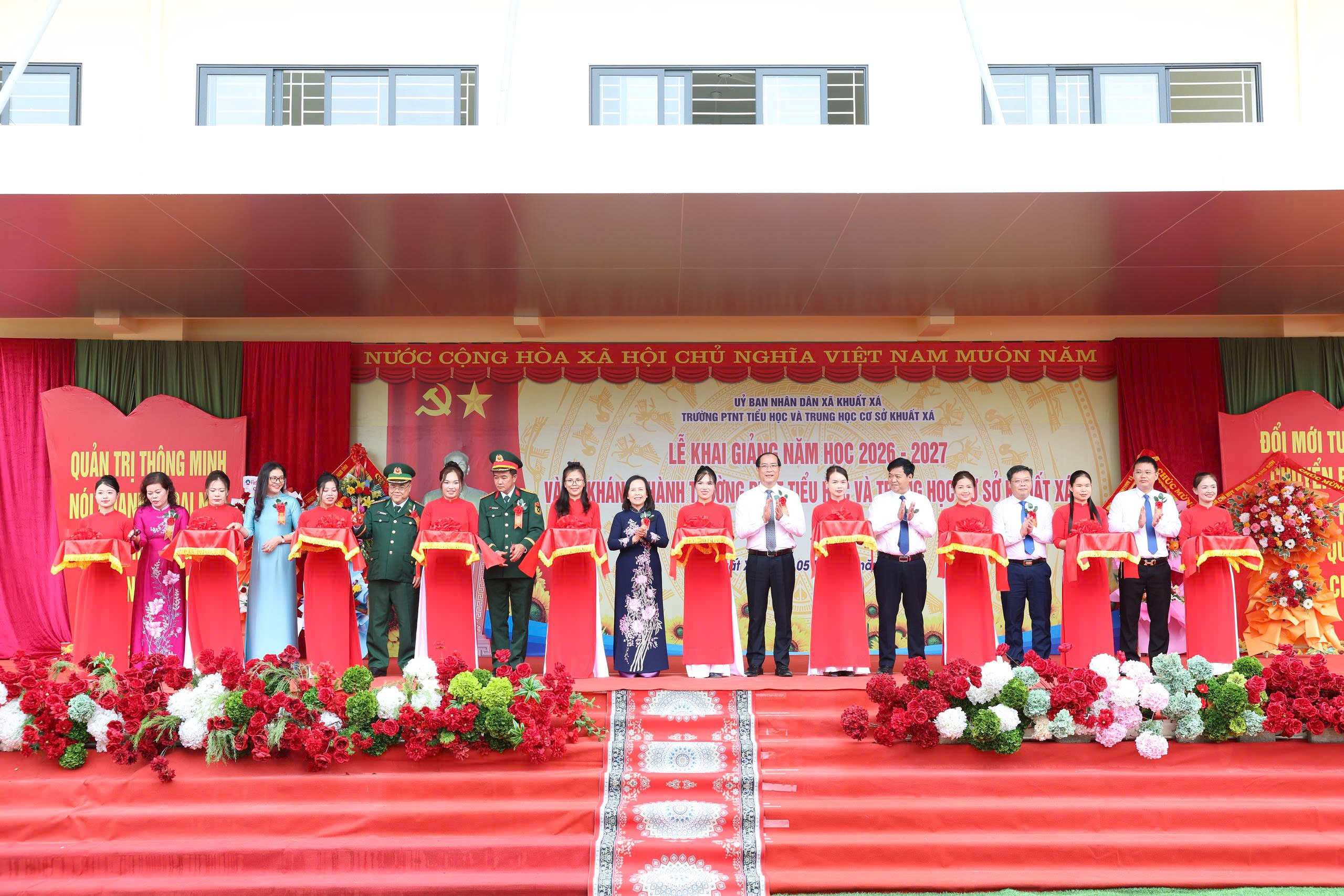 Đồng chí Đoàn Thị Hậu, Phó Bí thư Thường trực Tỉnh ủy, Chủ tịch HĐND tỉnh dự Lễ khai giảng và khánh thành Trường Phổ thông nội trú Tiểu học và Trung học cơ sở Khuất Xá