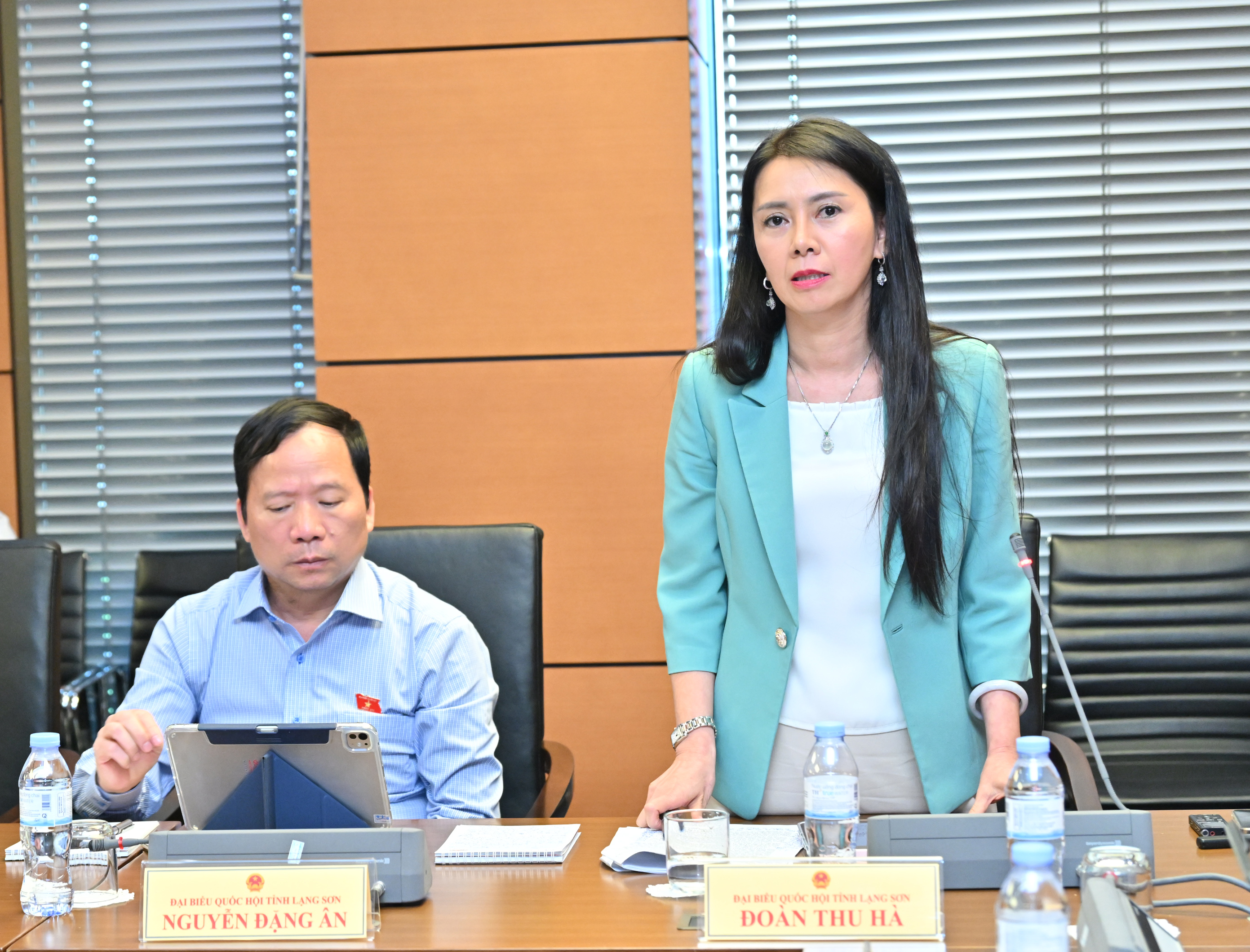 Đại biểu Quốc hội tỉnh phát biểu thảo luận về kết quả thực hiện  kế hoạch phát triển kinh tế - xã hội; dự án Luật sửa đổi, bổ sung một số điều của Luật Thuế thu nhập cá nhân, Luật Thuế giá trị gia tăng, Luật Thuế thu nhập doanh nghiệp và Luật Thuê tiêu thụ đặc biệt