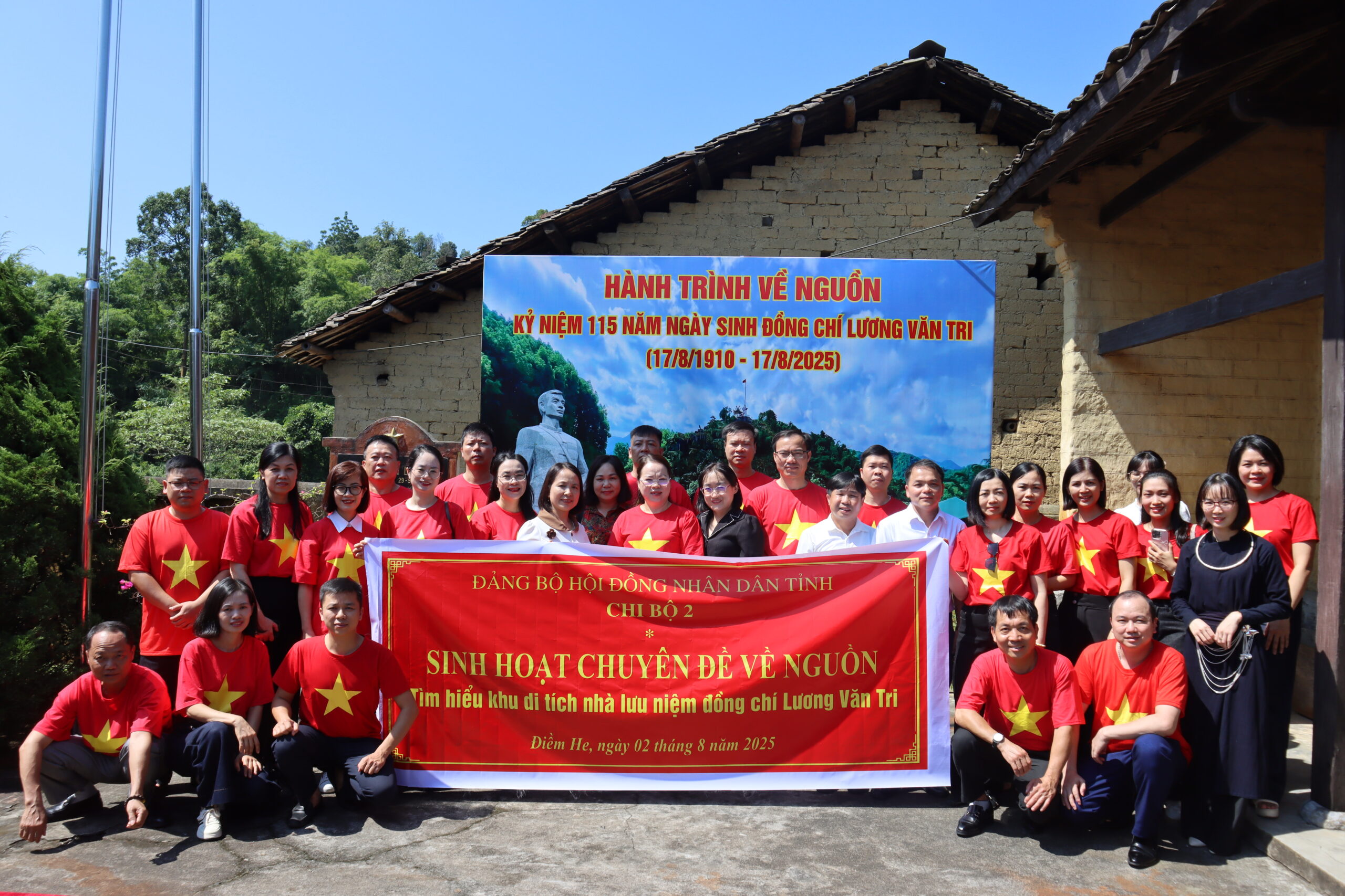 Chi bộ 2 sinh hoạt chuyên đề về nguồn tại di tích Nhà lưu niệm đồng chí Lương Văn Tri