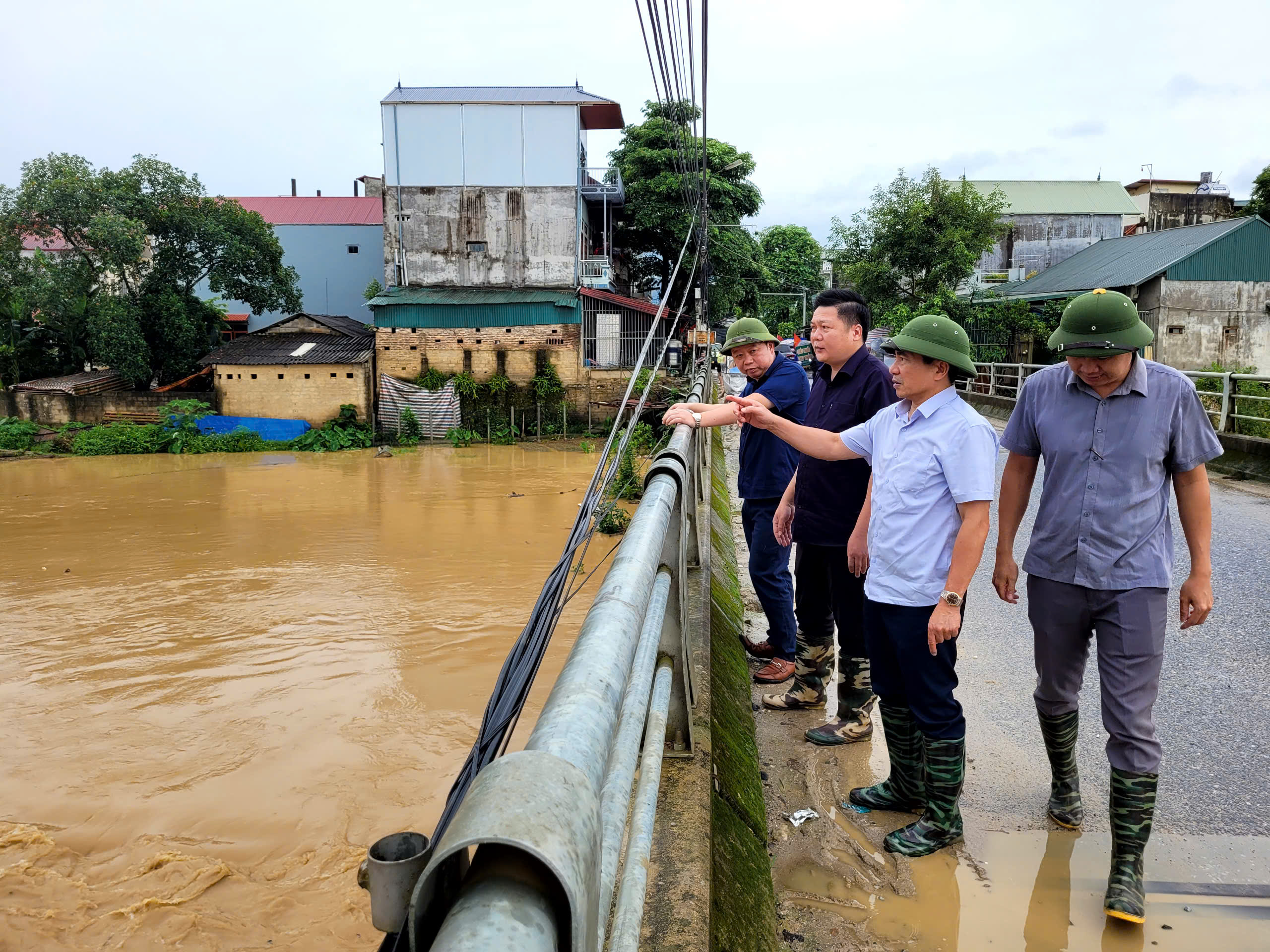 Đồng chí Nguyễn Văn Trường, Phó Chủ tịch HĐND tỉnh, Phó Trưởng Ban Chỉ huy Phòng thủ dân sự tỉnh kiểm tra công tác phòng, chống bão số 4 tại khu vực Na Sầm, Thất Khê