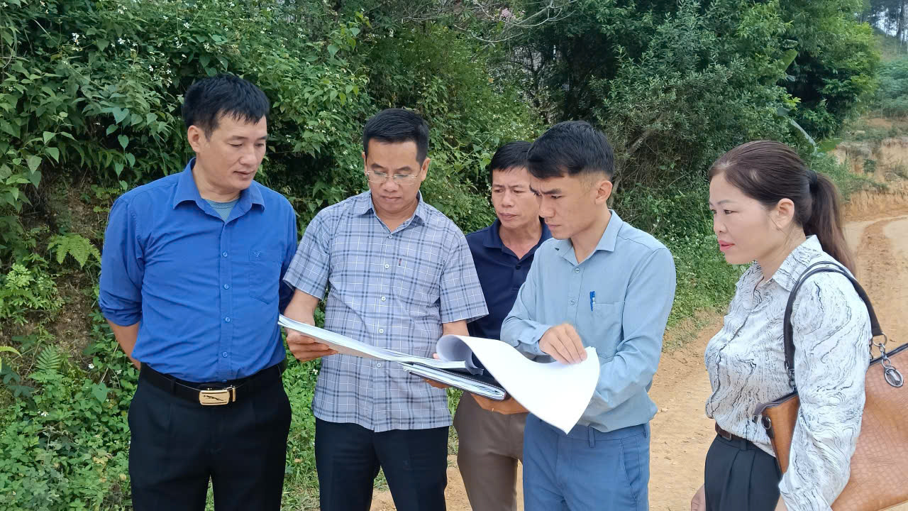 Thường trực HĐND xã Tân Tri khảo sát dự án Đường giao thông nông thôn Suối Tin- Bình An 