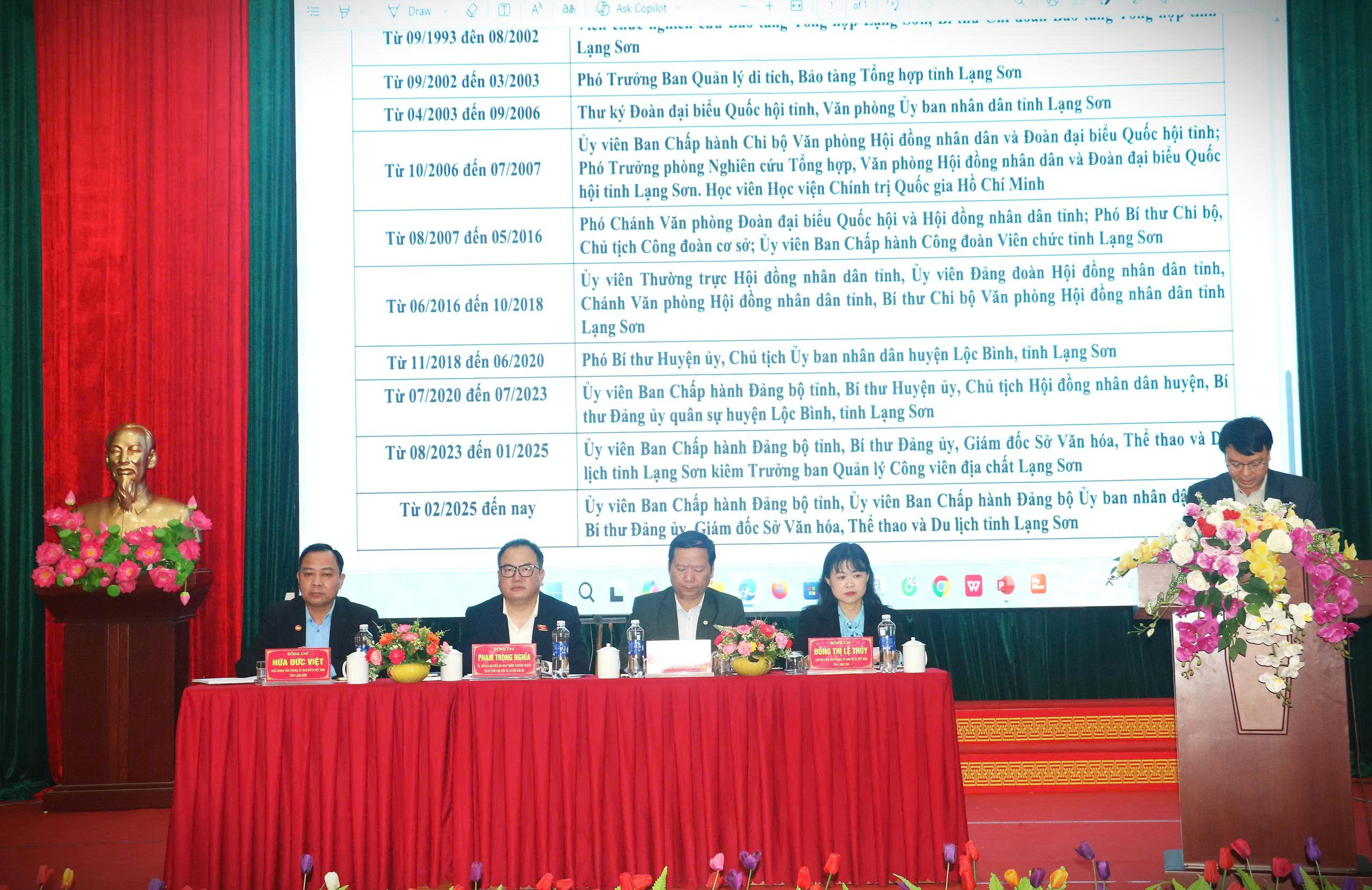 Các ứng cử viên đại biểu Quốc hội khóa XVI tiếp xúc cử tri vận động bầu cử tại xã Chiến Thắng