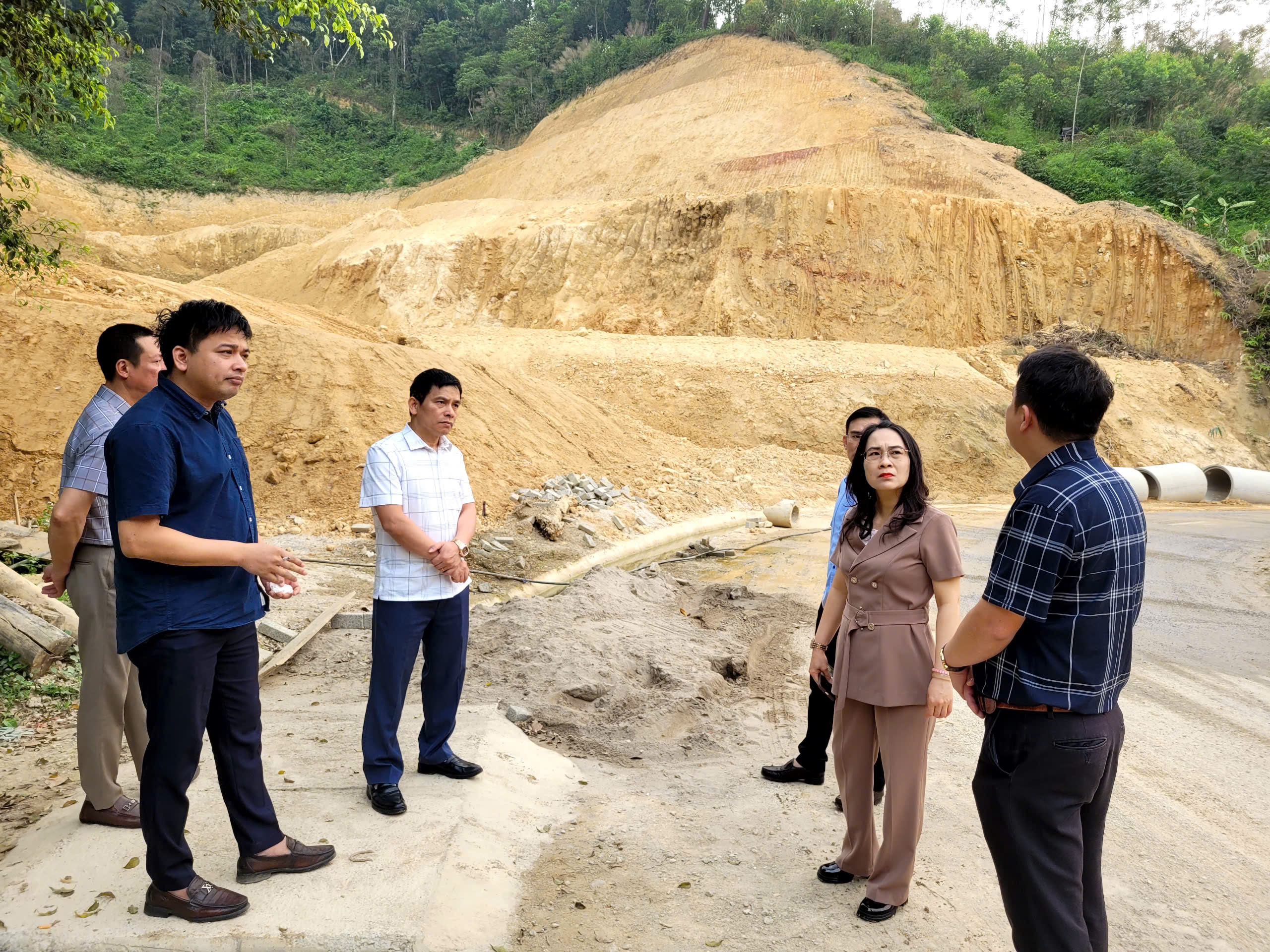 Ban Dân tộc HĐND tỉnh khảo sát tiến độ xây dựng nhà máy sản xuất các sản phẩm từ Quế, Hồi tại xã Tràng Định