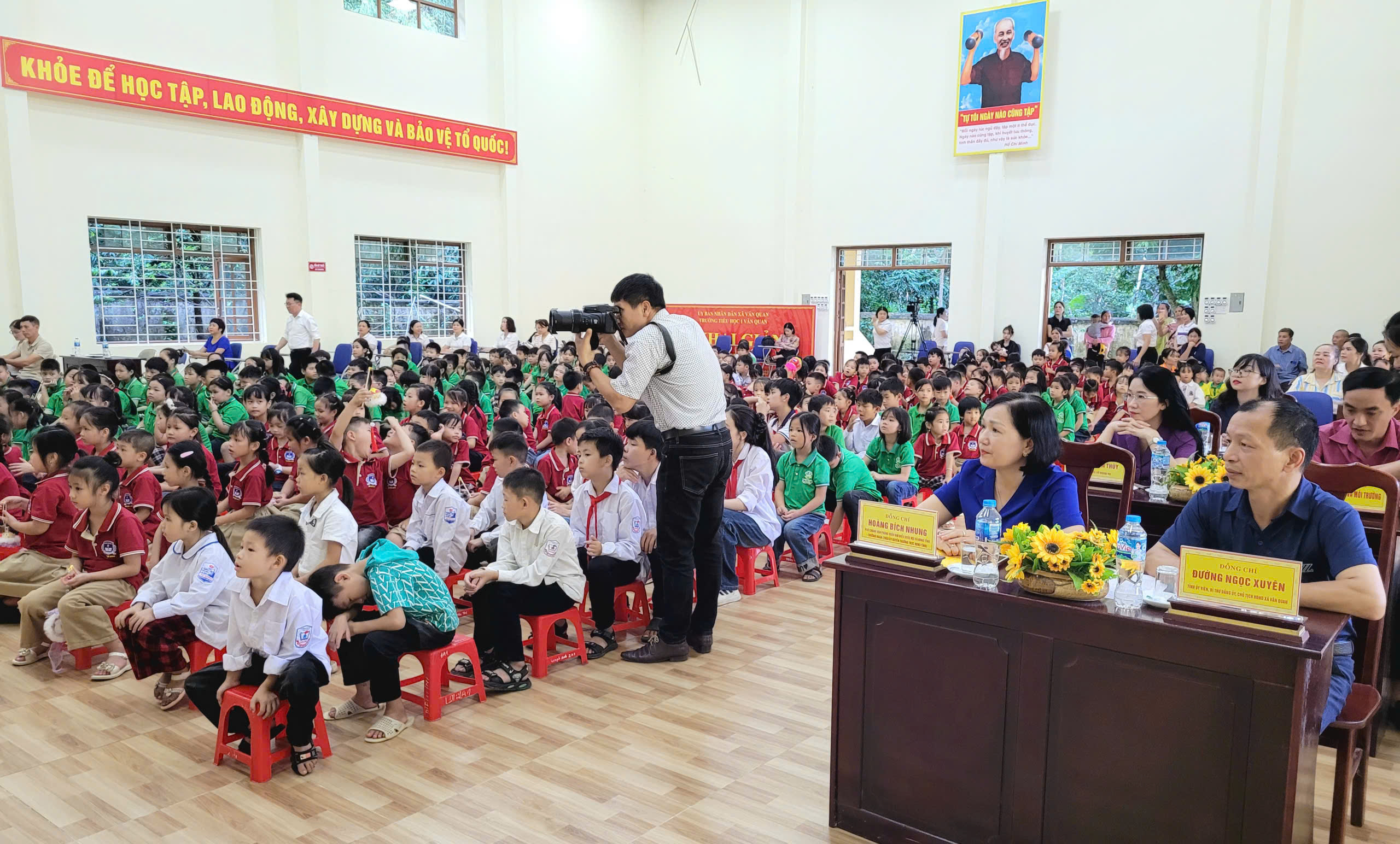 Đoàn công tác của tỉnh tặng quà Tết Trung thu tại Trường Tiểu học 1 Văn Quan