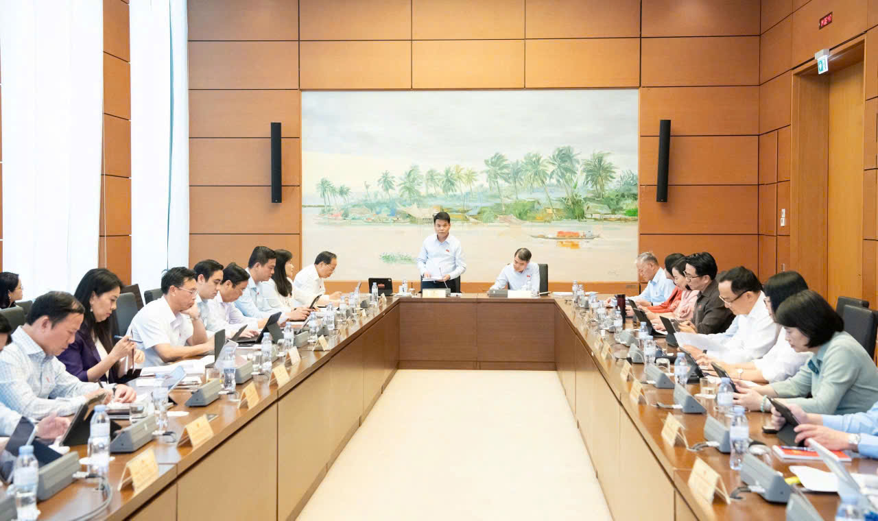 Đoàn đại biểu Quốc hội tỉnh  Tiếp tục chương trình kỳ họp thứ 2, Quốc hội khóa XVI, ngày 21/10, Quốc hội nghe các tờ trình, báo cáo thẩm tra và thảo luận ở tổ về một số dự án luật
