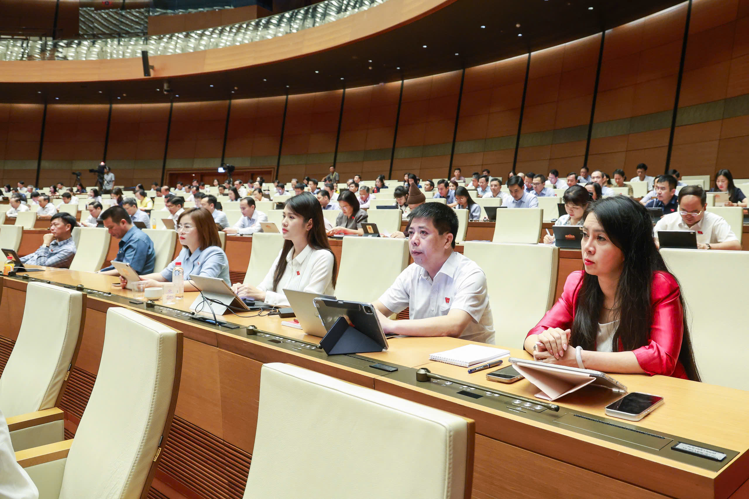  Đại biểu Quốc hội tỉnh góp ý vào các dự thảo Luật tại Kỳ họp không thường lệ thứ Nhất, Quốc hội khóa XVI