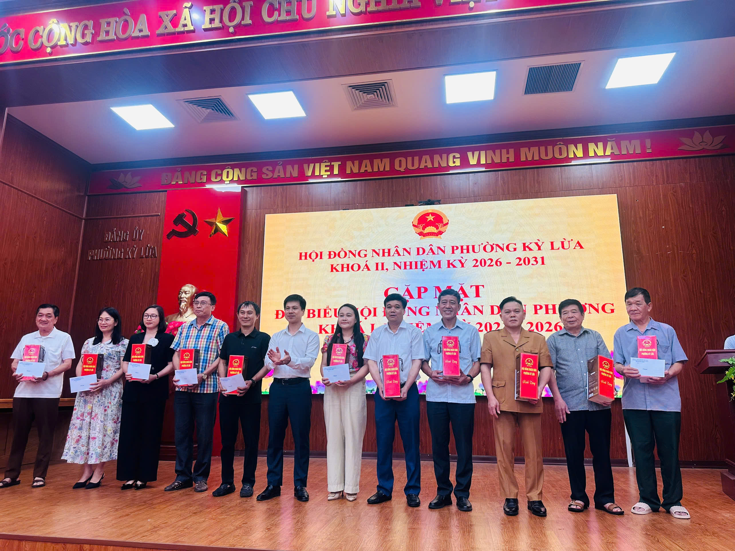 Hội đồng nhân dân phường kỳ Lừa tổ chức gặp mặt, tặng quà đại biểu Hội đồng nhân dân khoá I, nhiệm kỳ 2021 – 2026 không tái cử nhiệm kỳ 2026-2031 