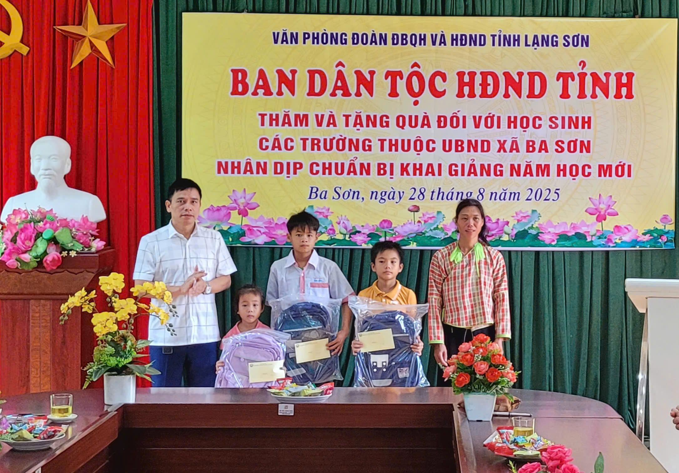 Ban Dân tộc HĐND tỉnh thăm, tặng quà nhân dịp năm học mới 2025-2026