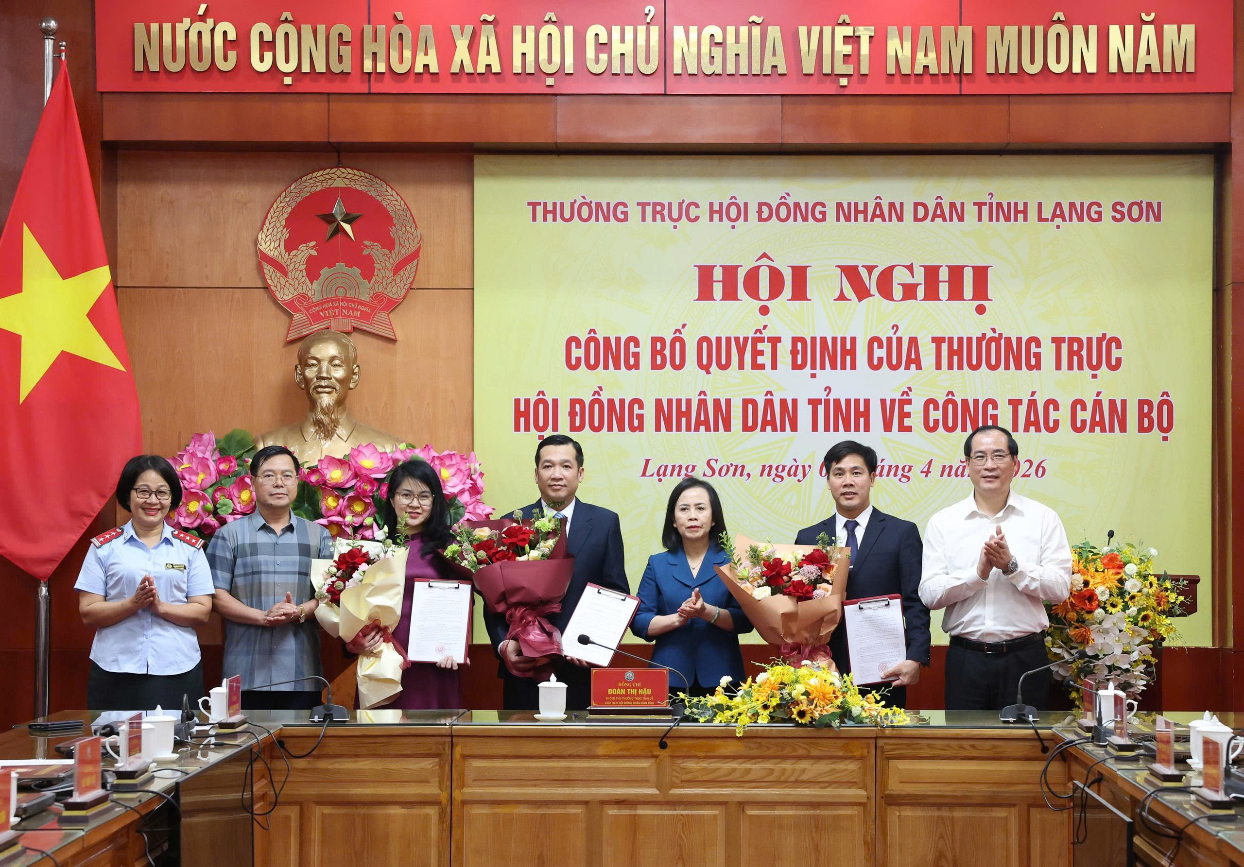 Thường trực HĐND tỉnh tổ chức Hội nghị công bố  các quyết định về công tác cán bộ