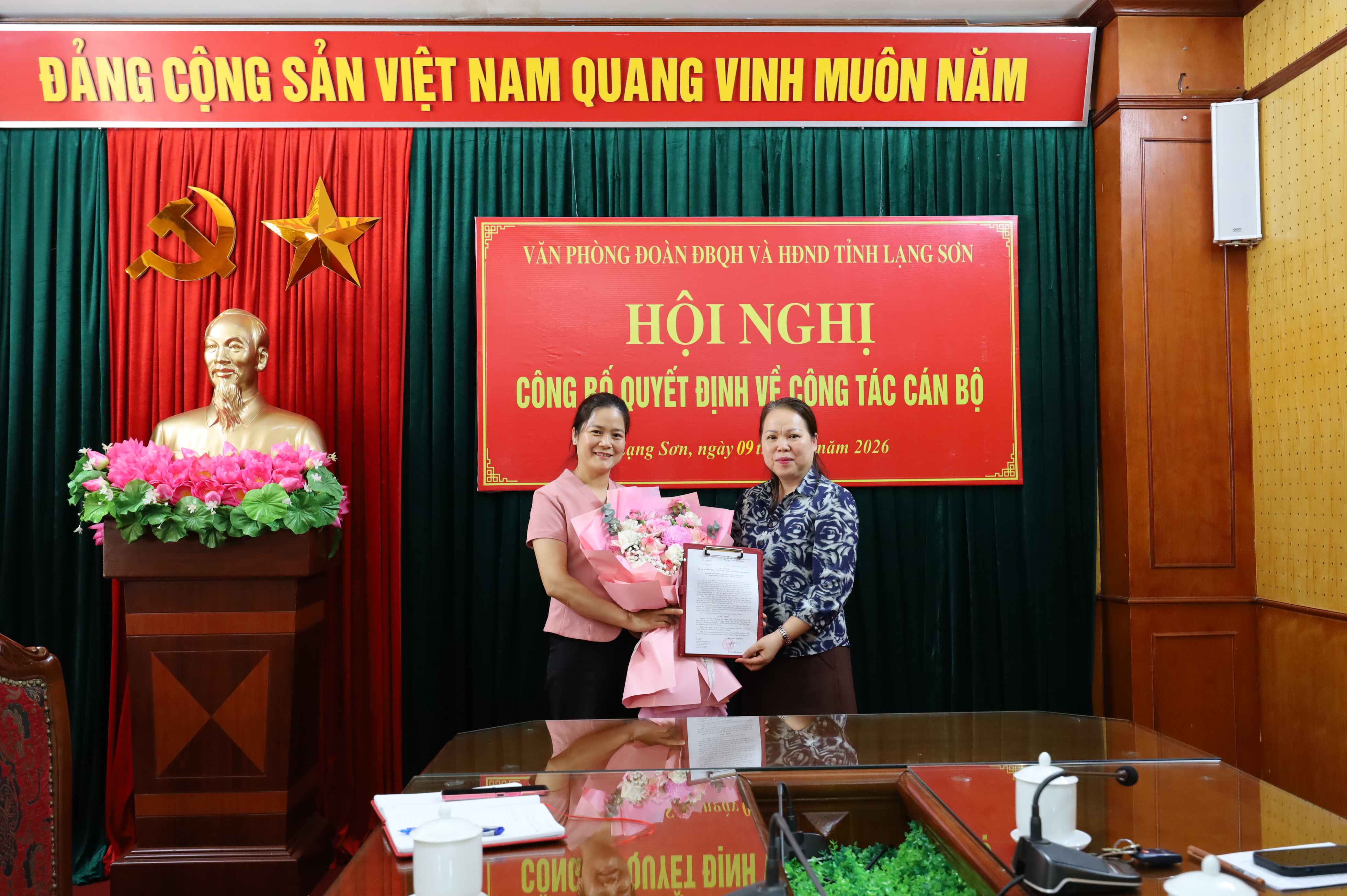 Công bố Quyết định bổ nhiệm Lãnh đạo Phòng Công tác Hội đồng nhân dân