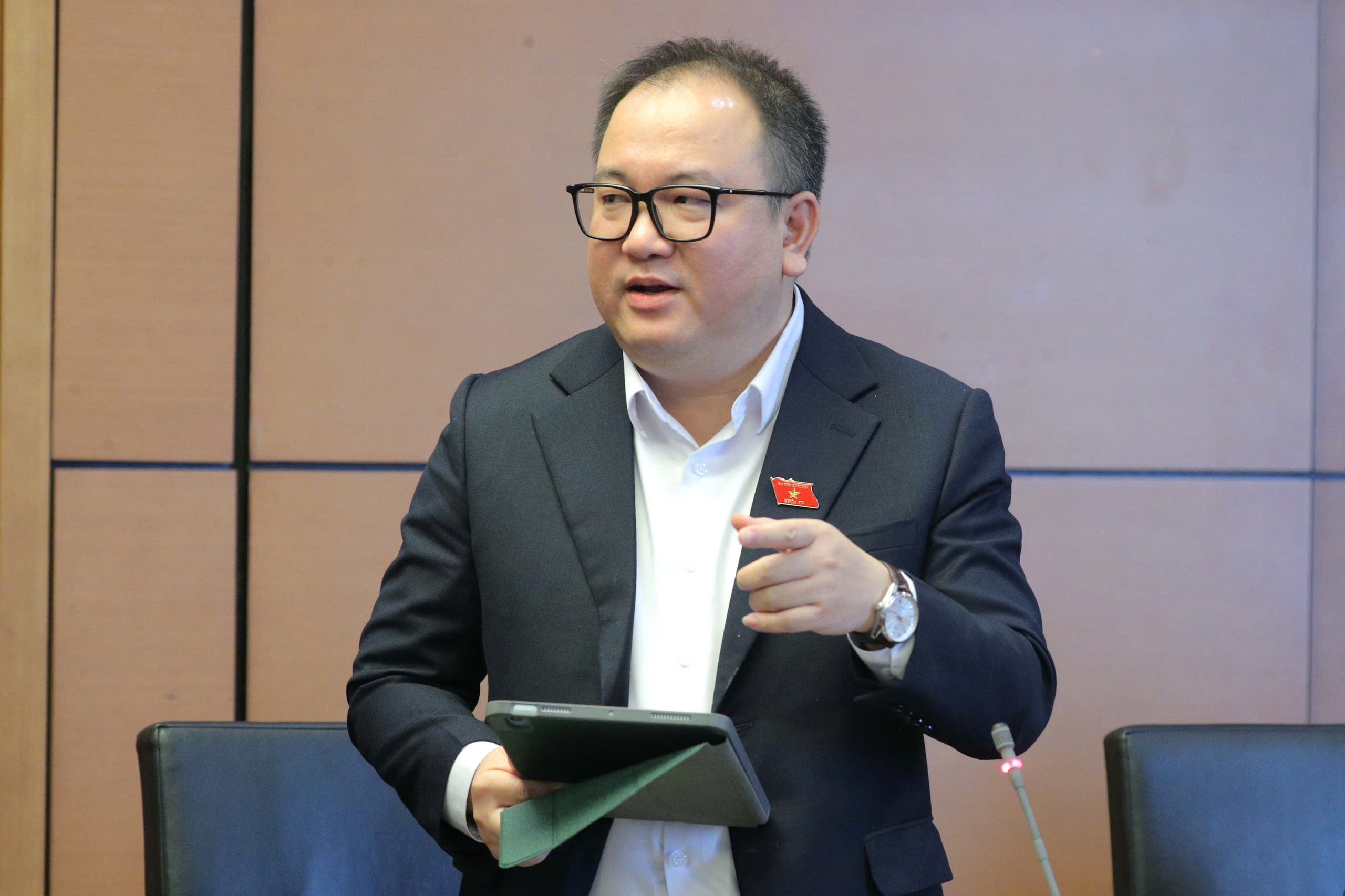 Đại biểu Quốc hội tỉnh tham gia ý kiến đối với dự thảo Luật Trí tuệ nhân tạo