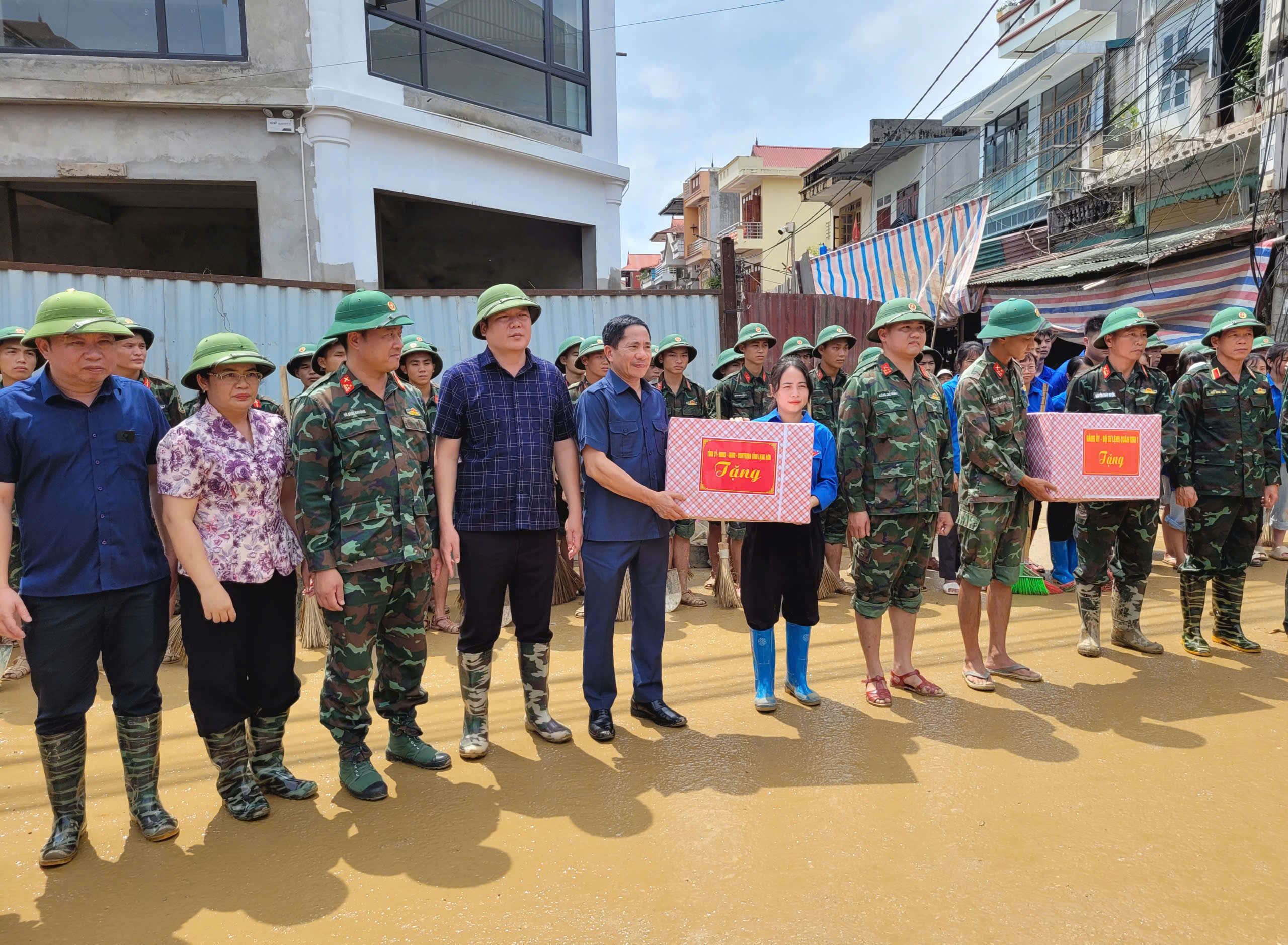 Đồng chí Nguyễn Văn Trường cùng Đoàn công tác Quân khu 1 thăm, tặng quà động viên các lực lượng phòng, chống lụt bão