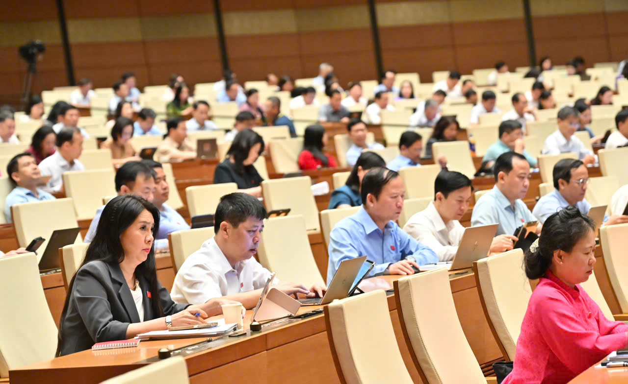Đoàn đại biểu Quốc hội tỉnh góp ý vào một số dự án luật thuộc lĩnh vực đất đai