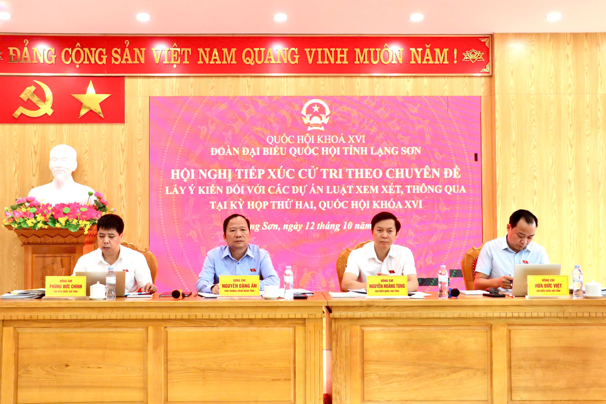 Đoàn đại biểu Quốc hội tỉnh tổ chức Hội nghị tiếp xúc cử tri chuyên đề,  lấy ý kiến các dự án luật thuộc lĩnh vực Công Thương trình Quốc hội  xem xét, thông qua tại Kỳ họp thứ 2, Quốc hội khóa XVI
