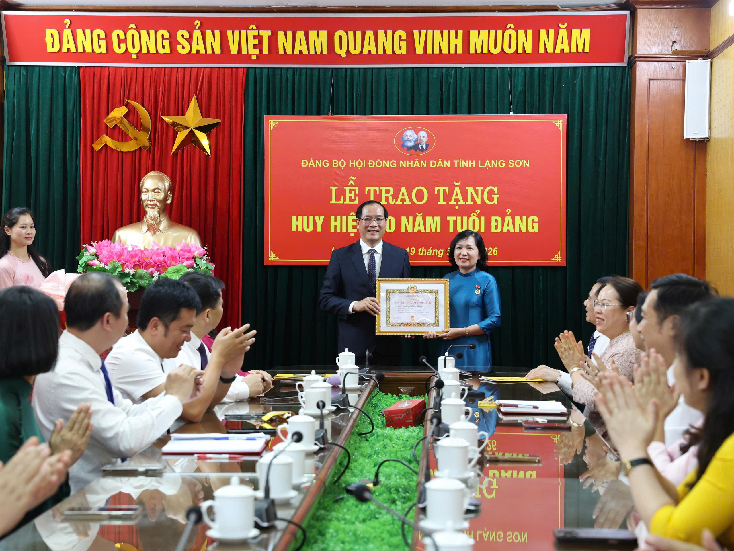 Đảng ủy HĐND tỉnh trao tặng Huy hiệu Đảng đợt 19/5/2026