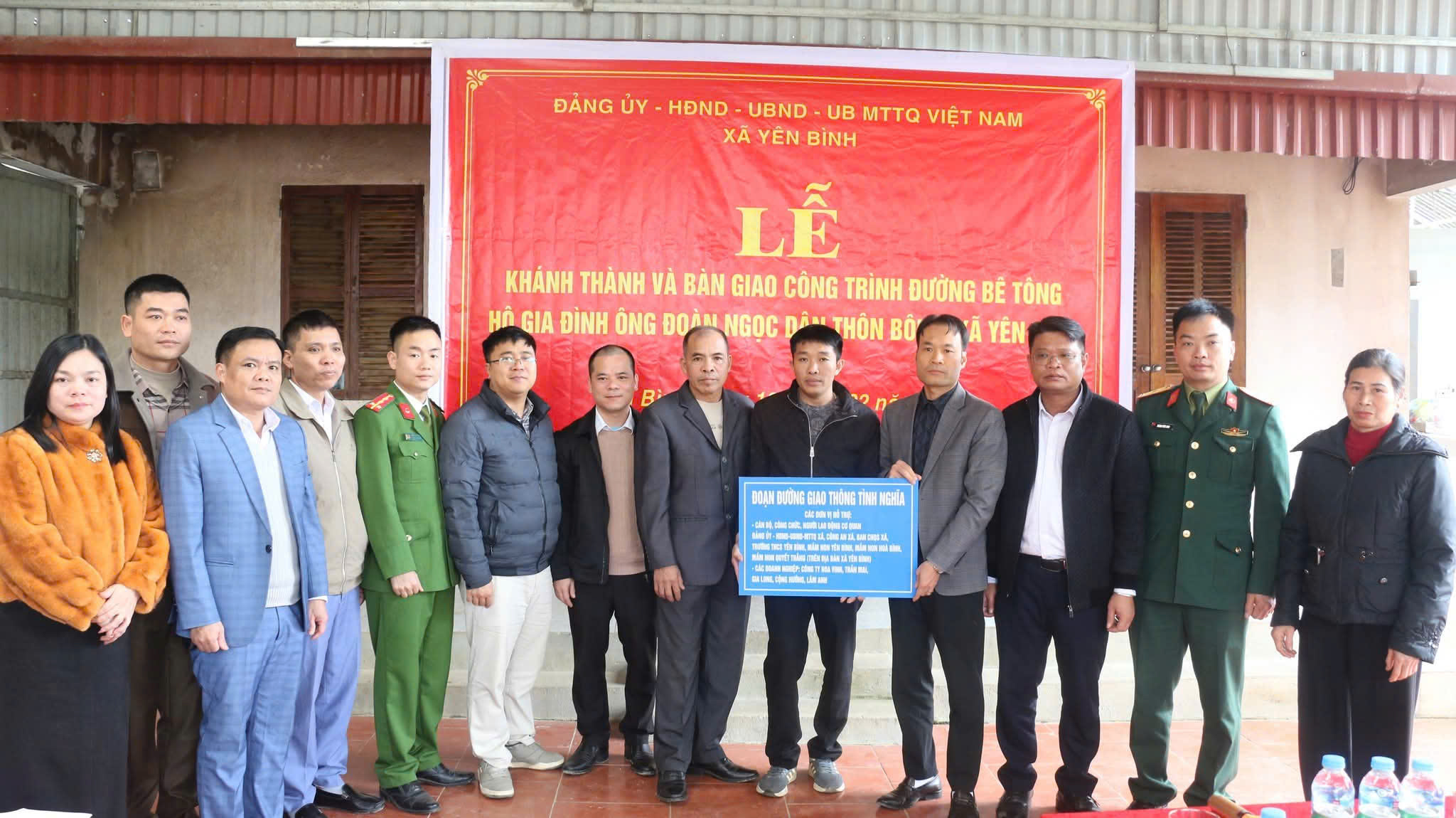 Khánh thành và bàn giao công trình đường bê tông cho gia đình chính sách - hoạt động ý nghĩa thể hiện đạo lý “uống nước nhớ nguồn”