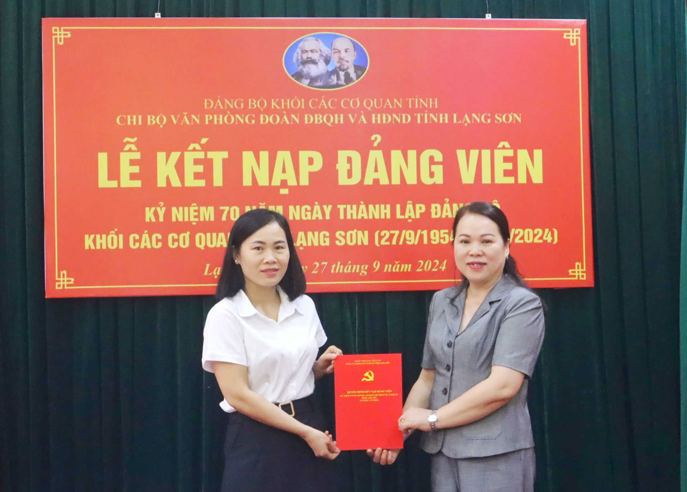 270924-2Đc Hoàng Thúy Duyên, BT CB trao Quyết định kết nạp ĐV mới