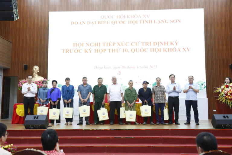10 Huyền Doan DBQH tang qua tai phuong Dong Kinh
